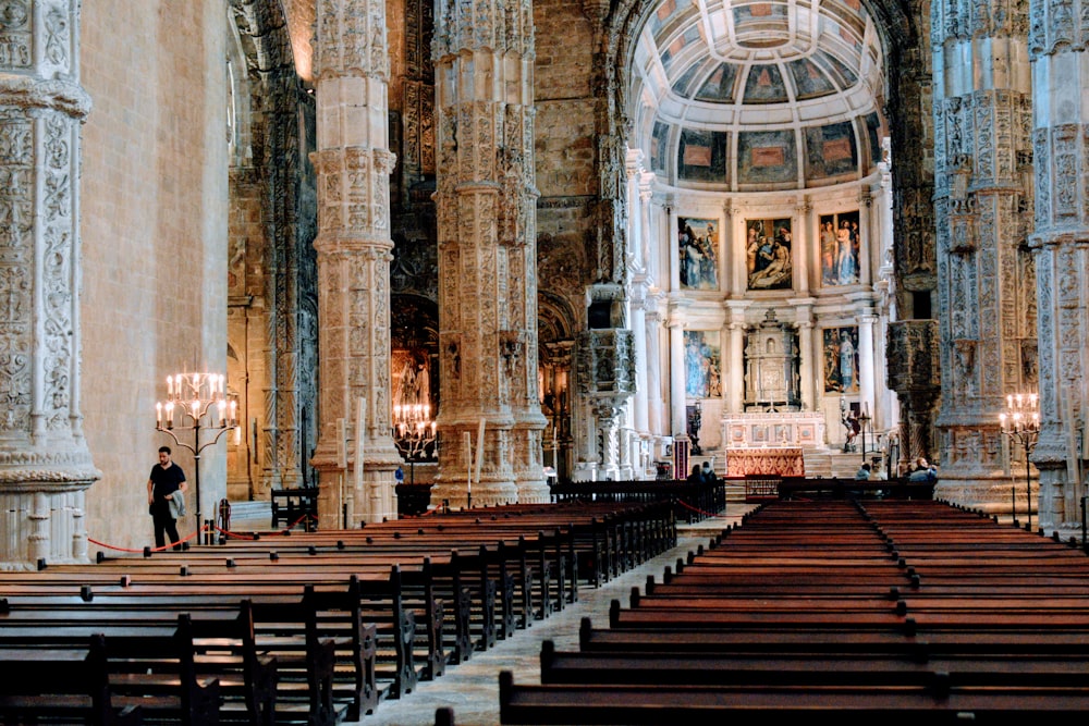 흰색과 갈색 콘크리트 교회 실내 클로즈업 사진