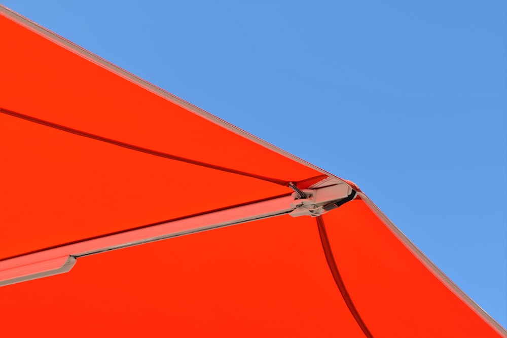 orangefarbener Sonnenschirm