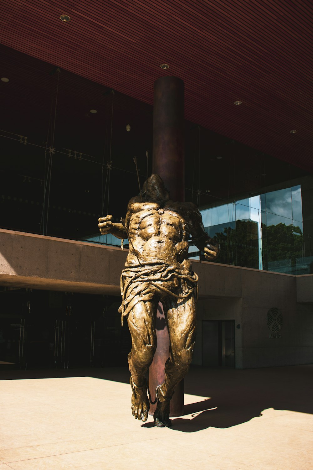 Statue mit Mann-Thema