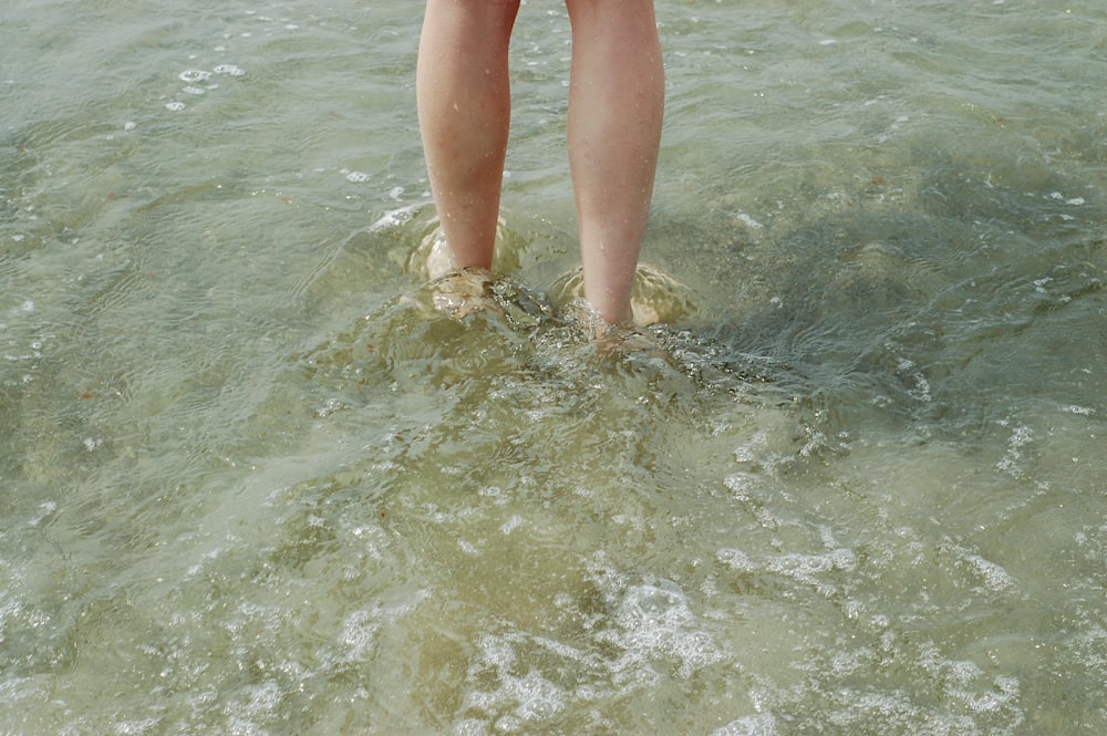 Persona in piedi in riva al mare