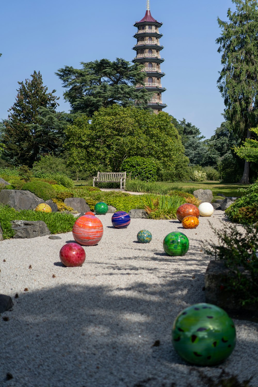 palline di colori assortiti vicino agli alberi durante il giorno