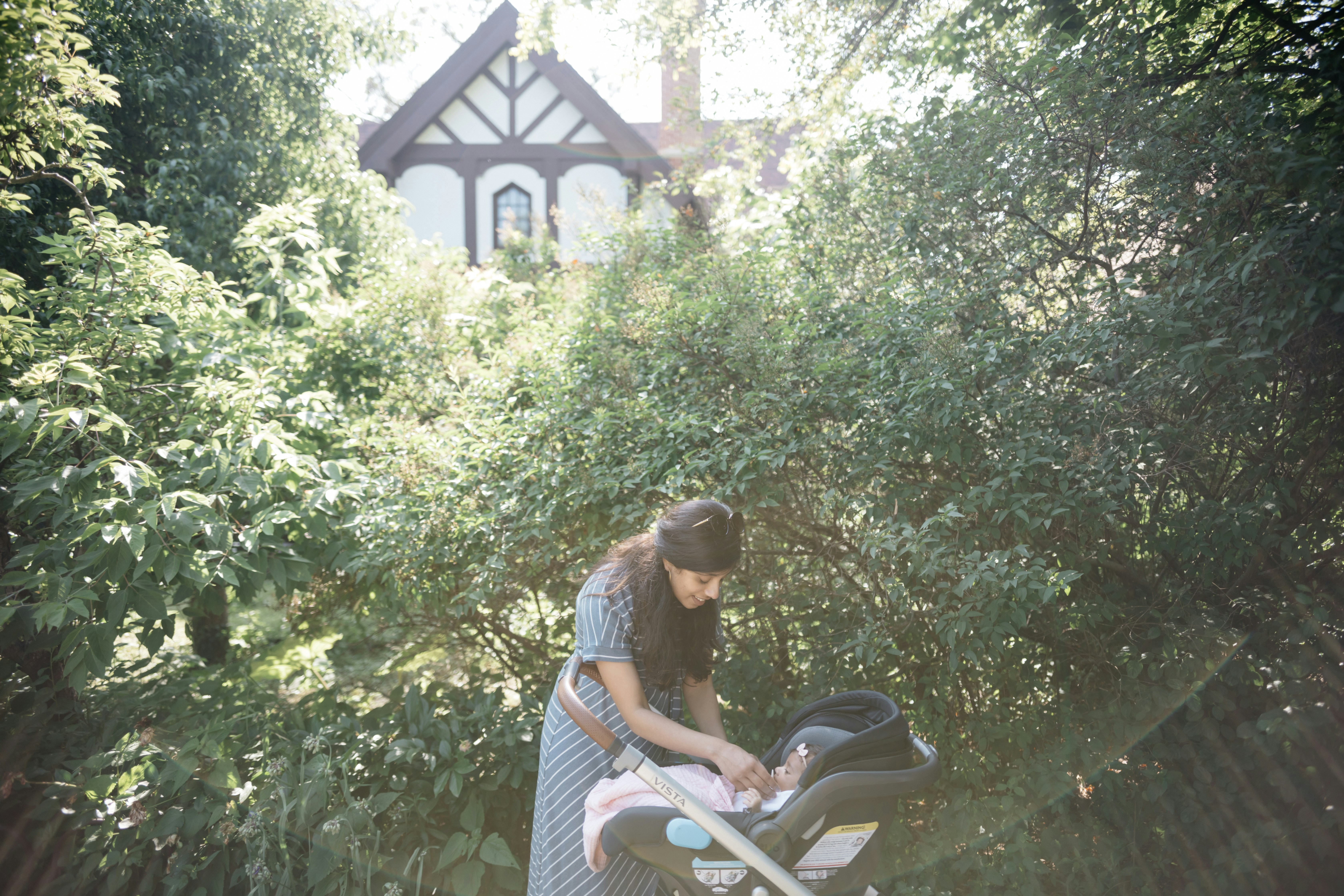 Une femme promenant avec son bébé dans une poussette. | Photo : Unsplash