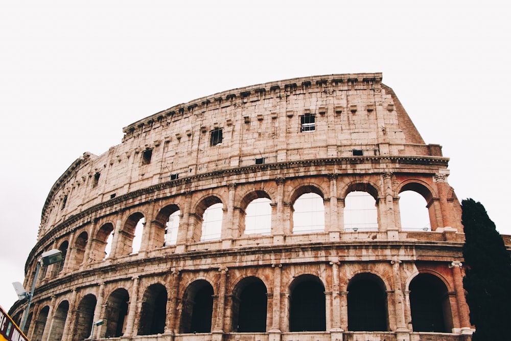 Coliseo bajo el cielo blanco