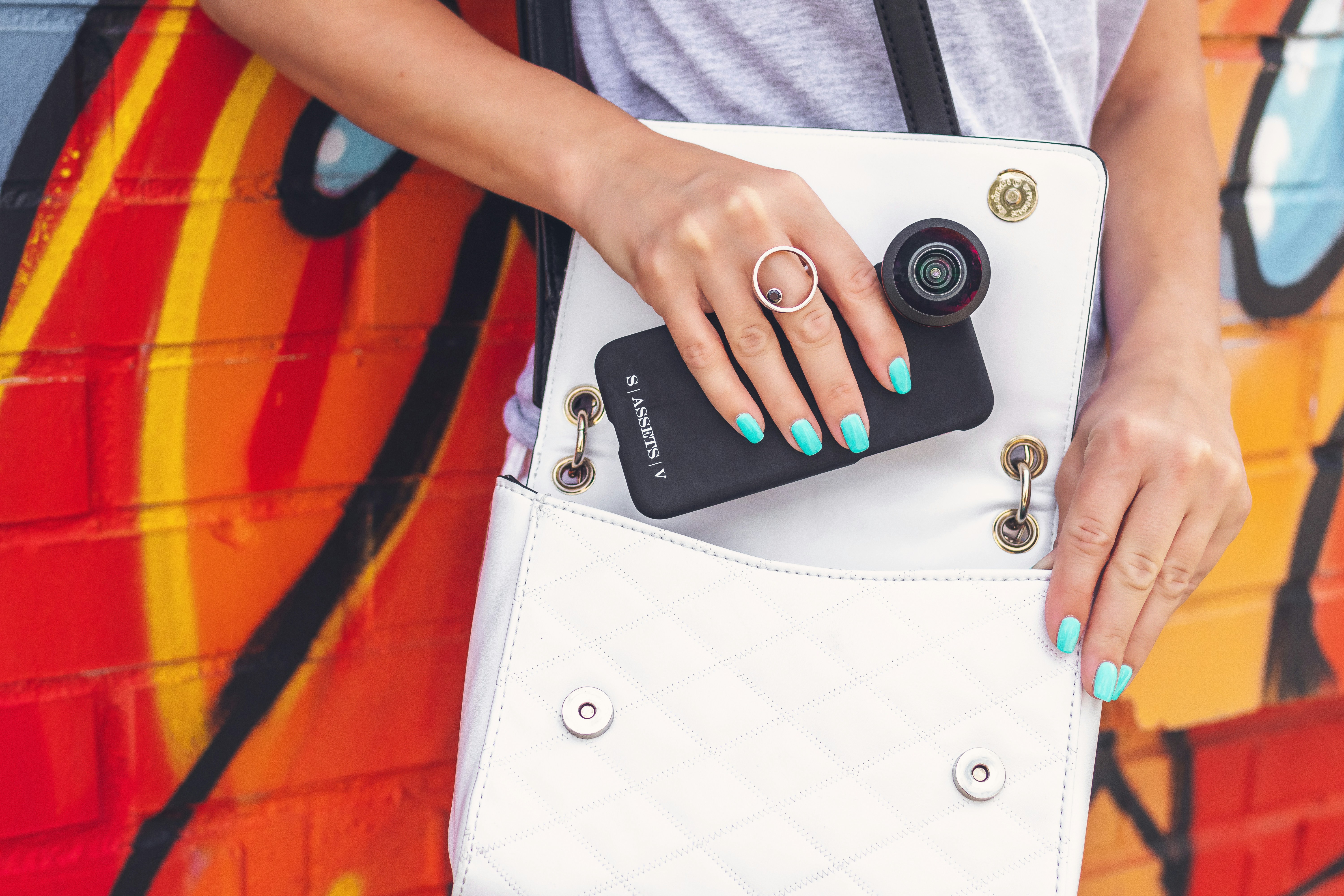 Take something out. Кладет в сумку. Phrasal verbs about health. Take bag магазин. Портфель под столом.