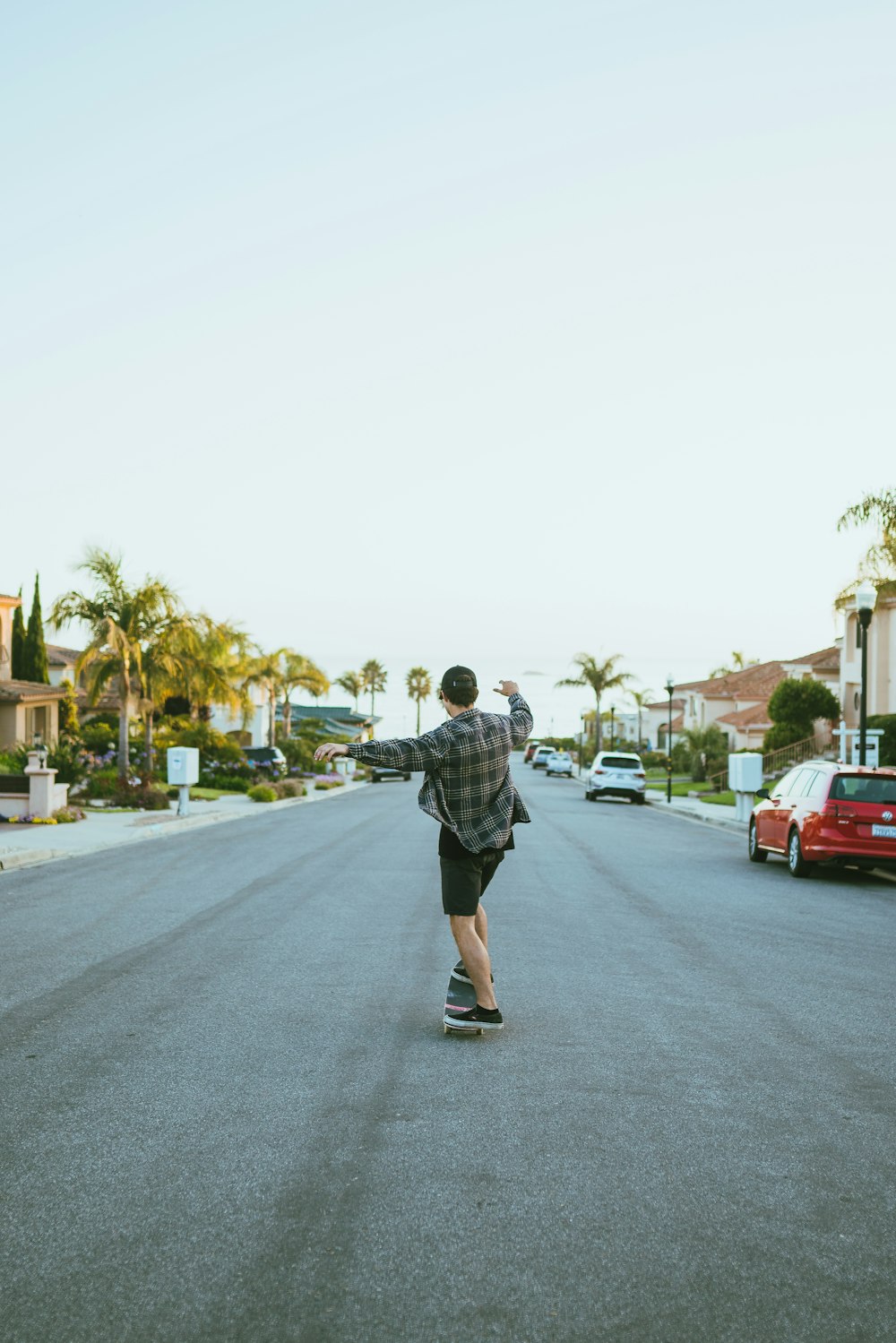 Mann fährt tagsüber Skateboard