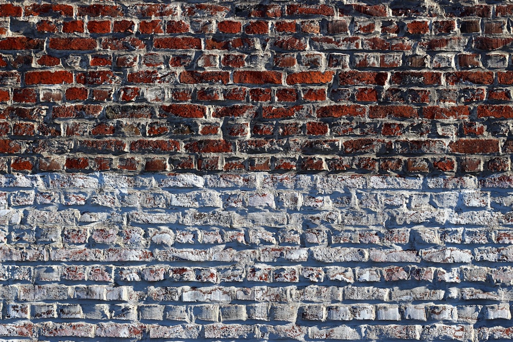 rote und blaue Backsteinmauer