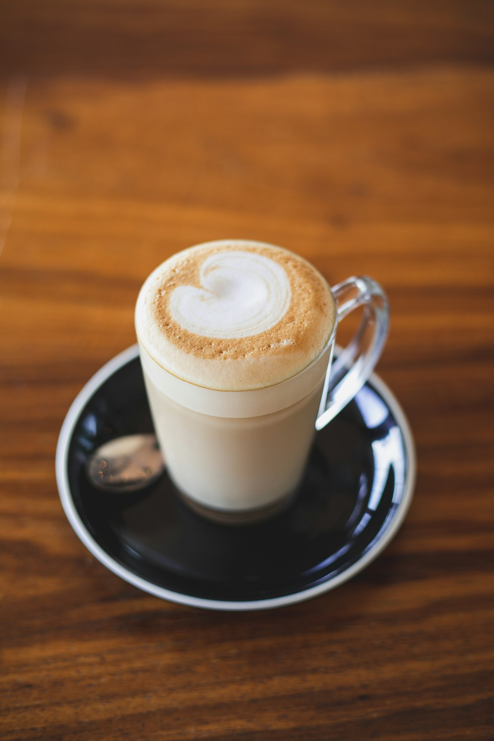 Tasse en verre transparent avec latte art