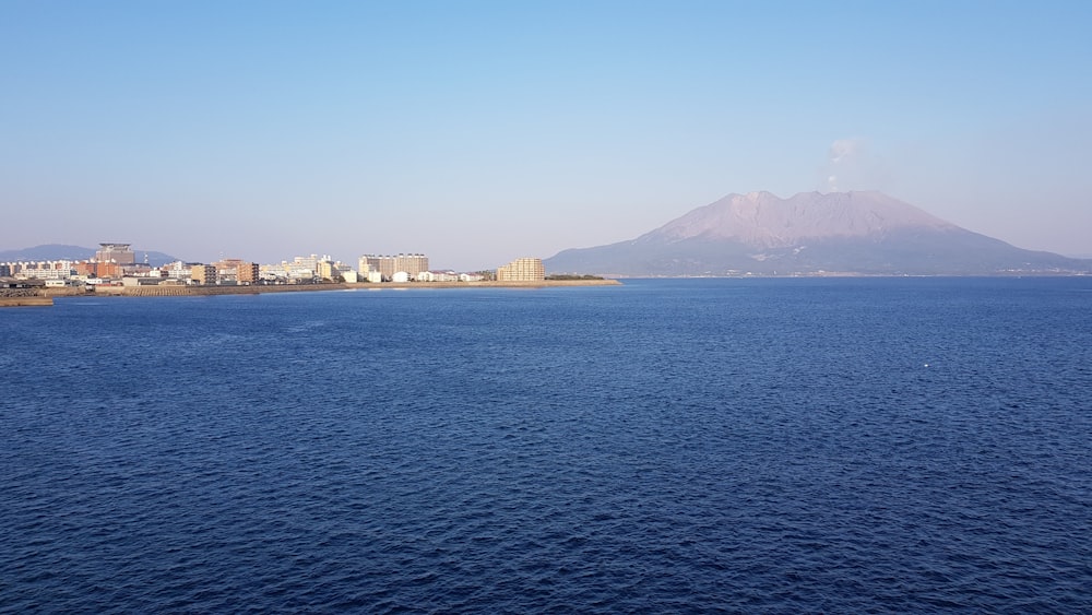 Plan d’eau calme sous un ciel bleu