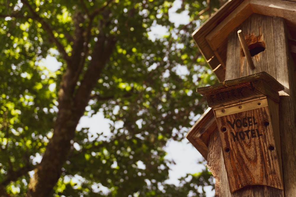 Braunes Vogelhaus aus Holz während der Nahaufnahme am Tag