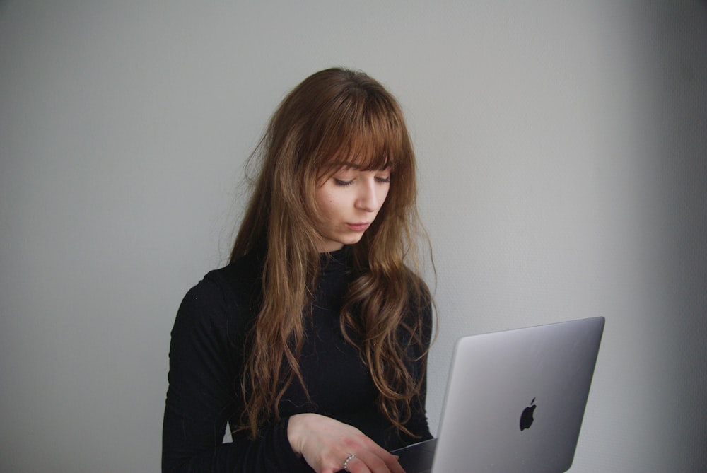 Mujer usando computadora portátil