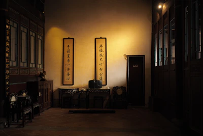 A serene therapy room with traditional Chinese decor and soft lighting.