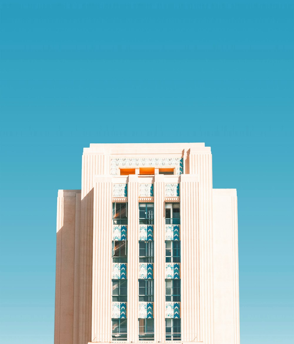 edificio dipinto di bianco sotto il cielo azzurro chiaro
