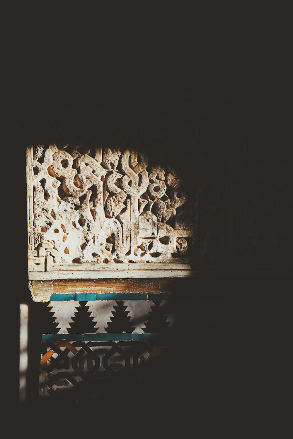 un objet en bois sculpté posé sur une table