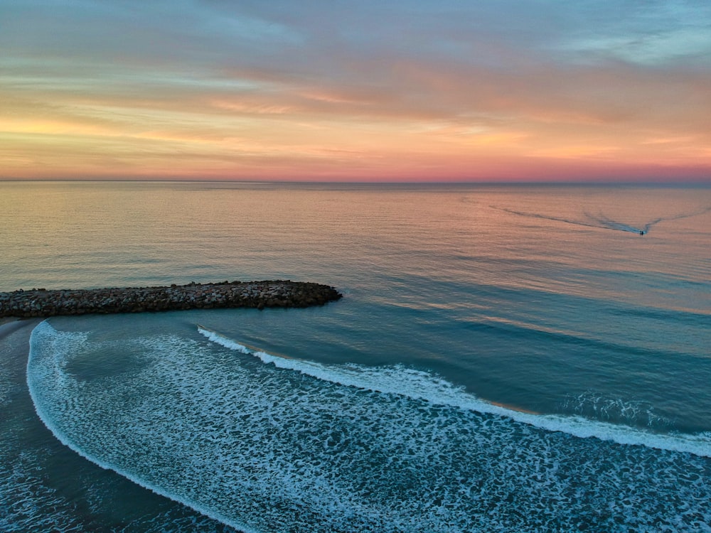 vagues d’eau sur le rivage pendant l’heure dorée