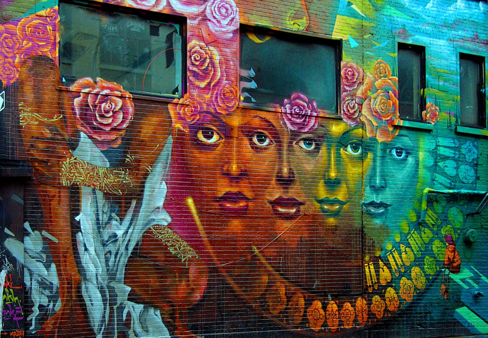 Faccia di donna e fiori graffiti pittura