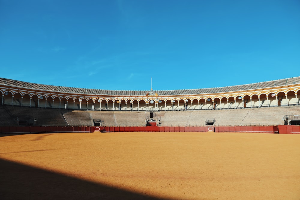 Campo desportivo castanho e cinzento