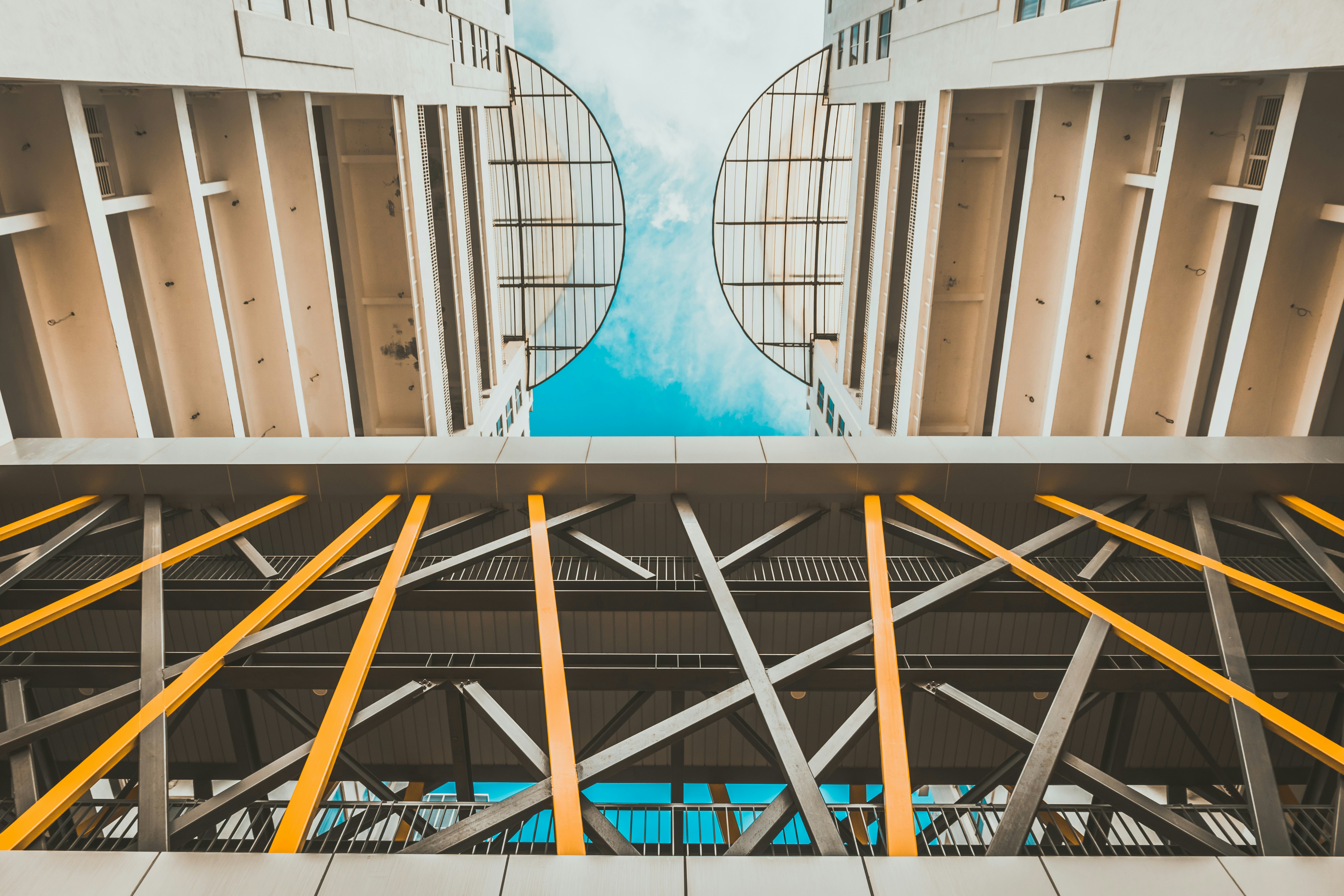 Fotografía de primer plano de un edificio de hormigón beige durante el día