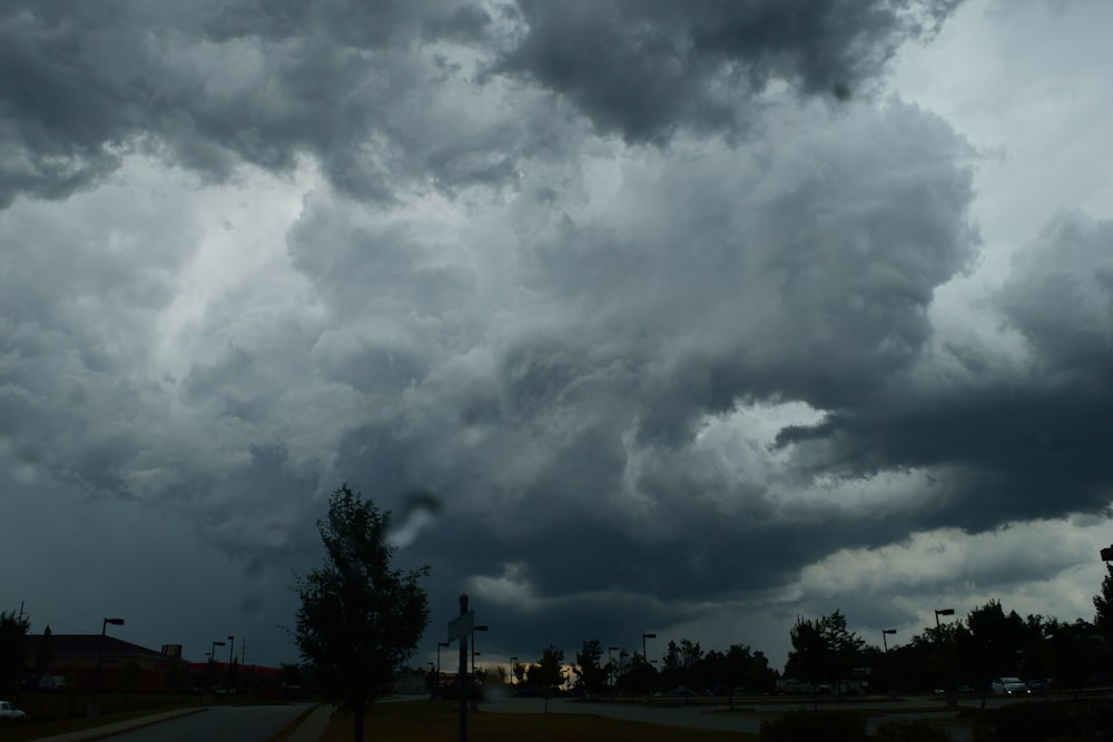 nuages blancs et noirs