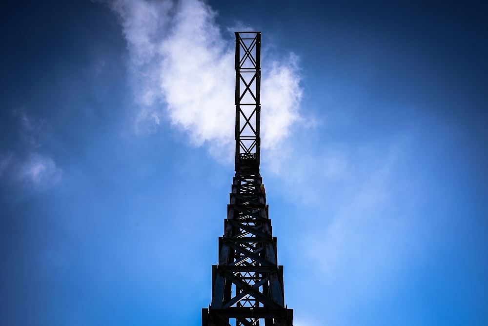 torre de metal preto