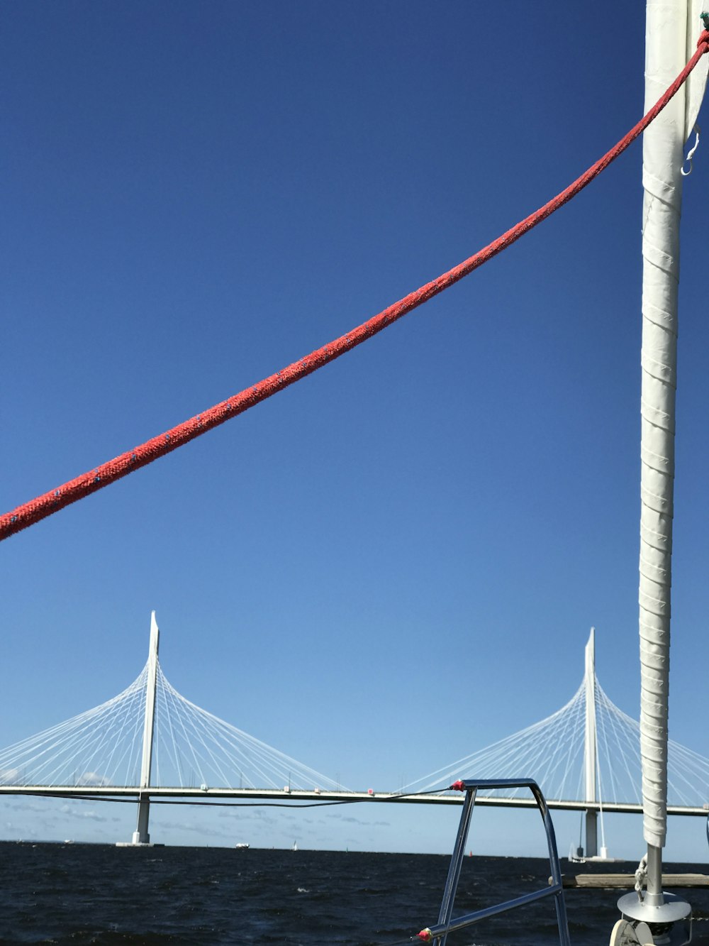 Puente Blanco cerca del cuerpo de agua