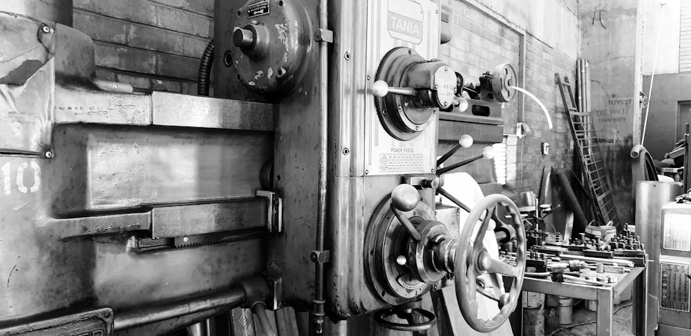 Una foto in bianco e nero di una macchina in una fabbrica
