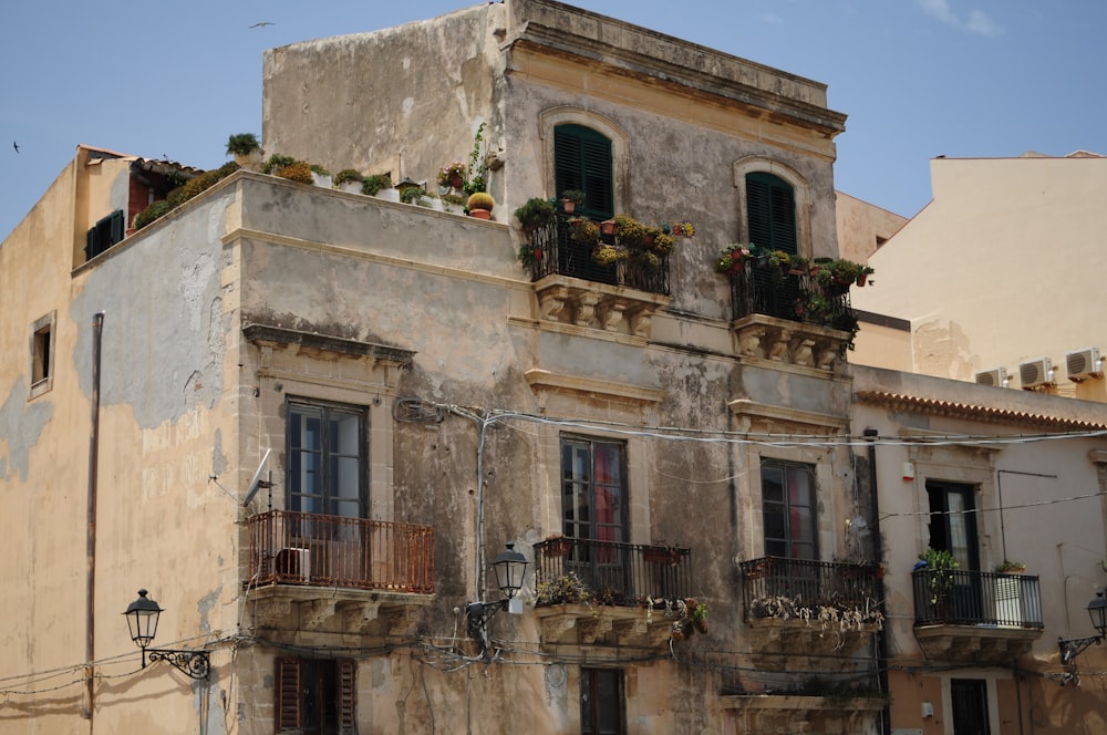 edificio marrone e grigio