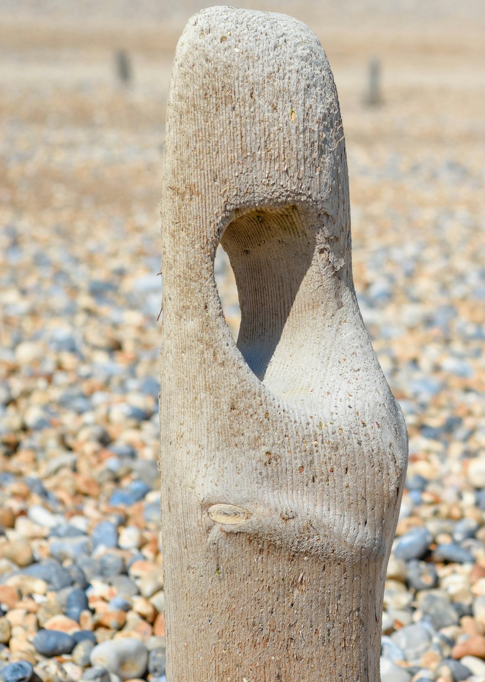une sculpture en pierre avec un trou au milieu