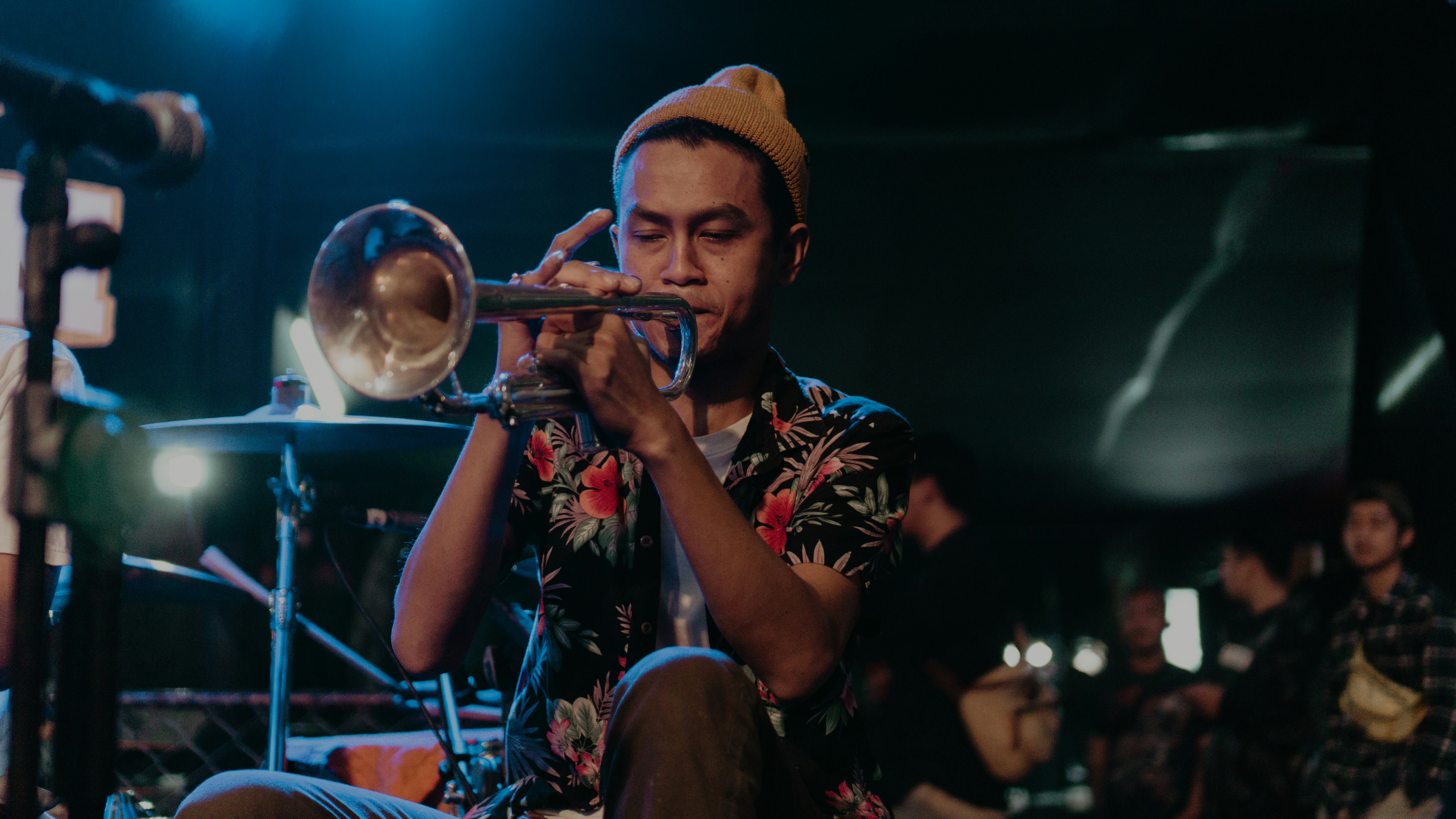 rekomendasi musik deep focus untuk kerja kreatif dengan headphone dan laptop