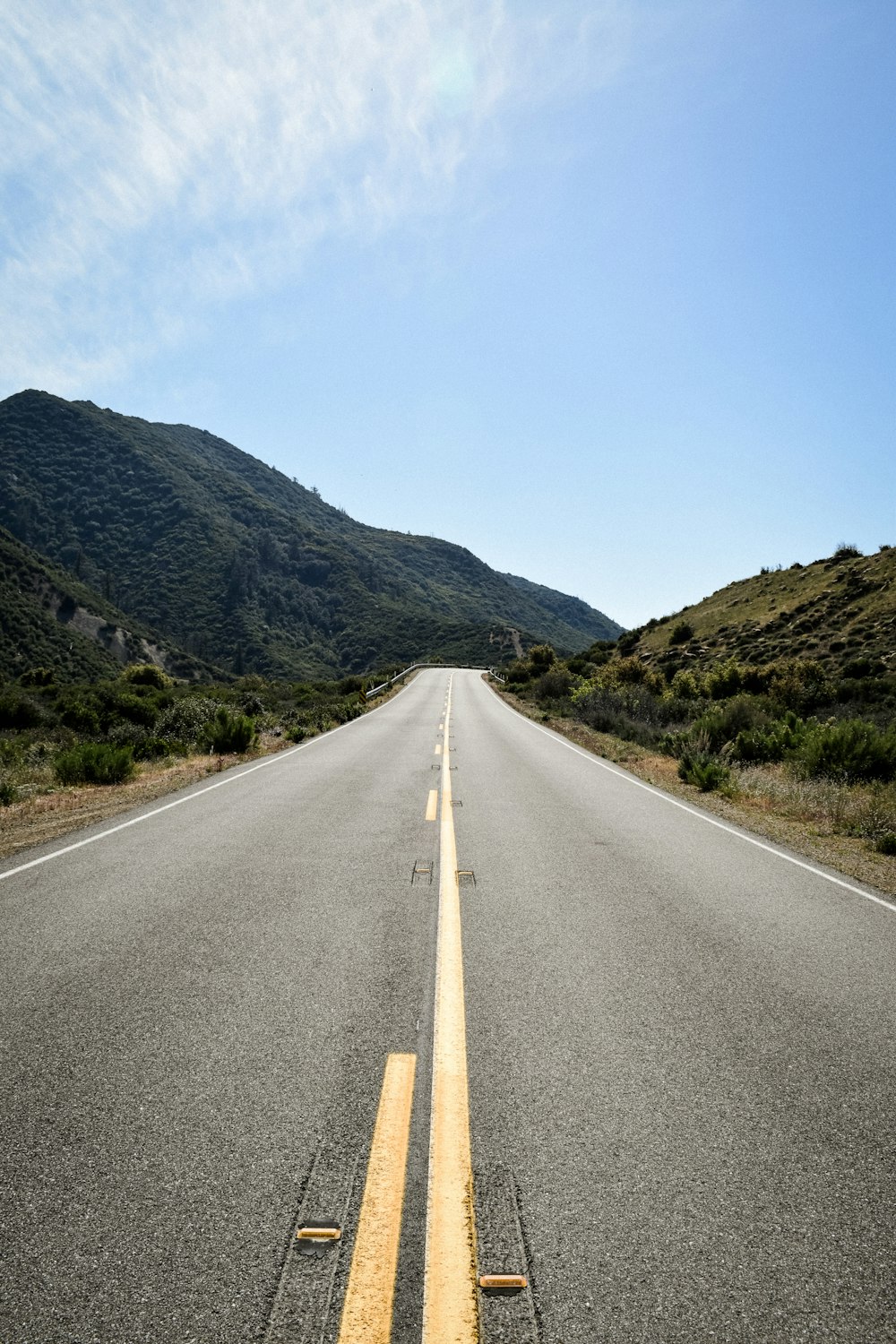 Carretera cerca de la montaña