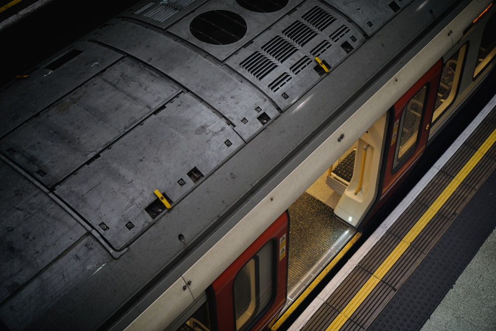 foto del treno grigio e bianco