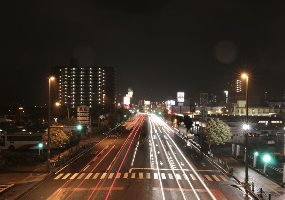 Fotografia time lapse di veicoli su strada asfaltata