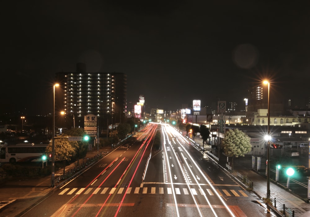 Fotografía de lapso de tiempo de vehículos en carretera pavimentada