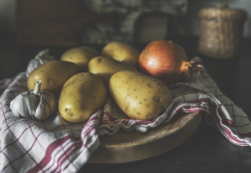braune Kartoffeln und braune Zwiebeln