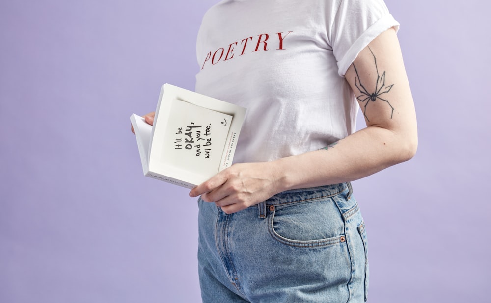 Hombre de camiseta blanca