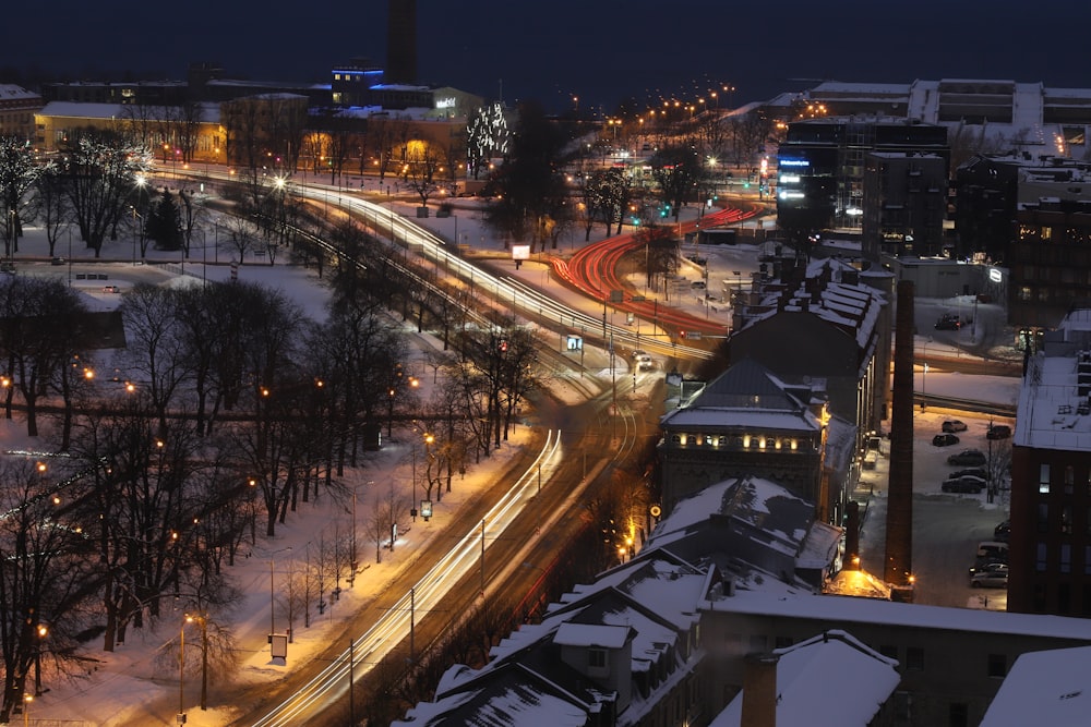 Fotografía timelapse de vías urbanas durante el día