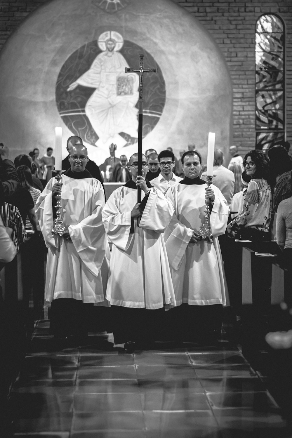 Graustufenfotografie von Kirchenscne