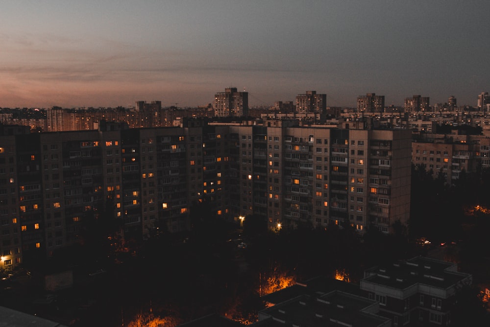 Edifícios altos durante a hora dourada com luzes