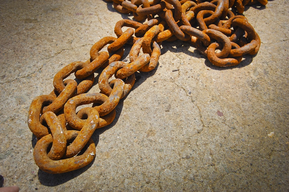 cadena marrón
