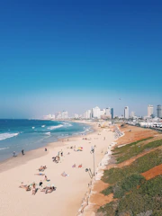 A vibrant lifestyle scene with warm sand and anthracite color accents.