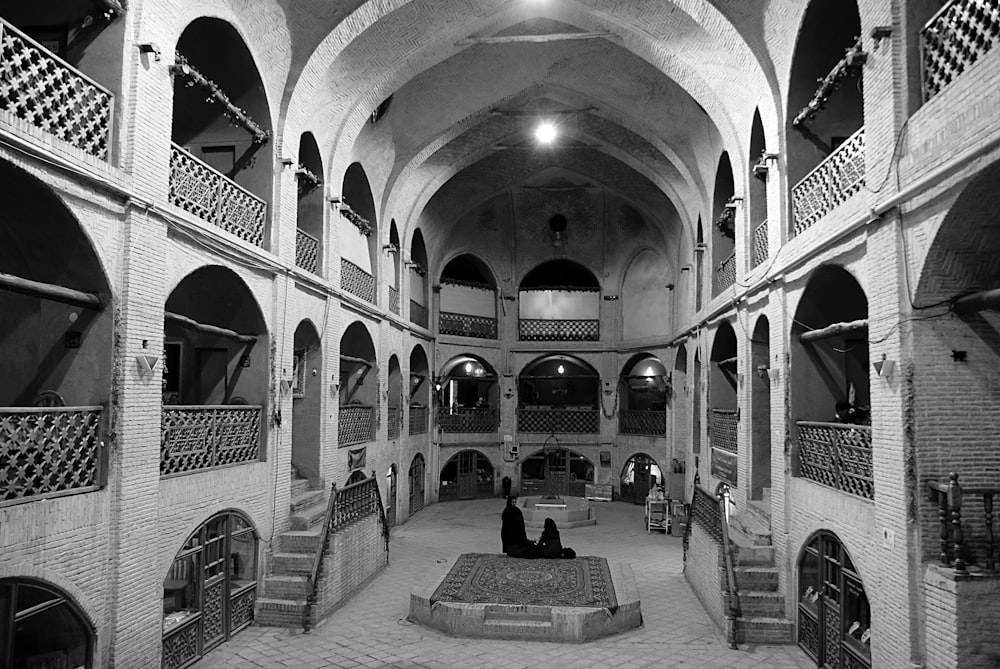 Photographie en niveaux de gris de l’intérieur d’un bâtiment