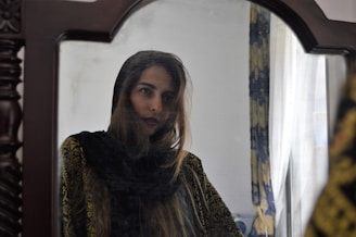 woman in front og mirror