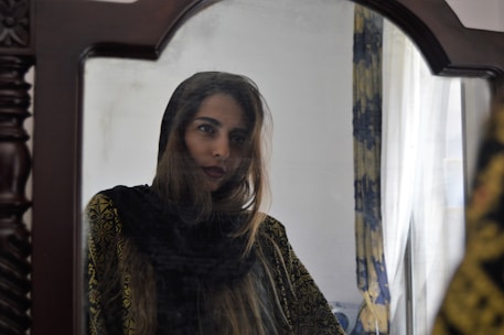 woman in front og mirror