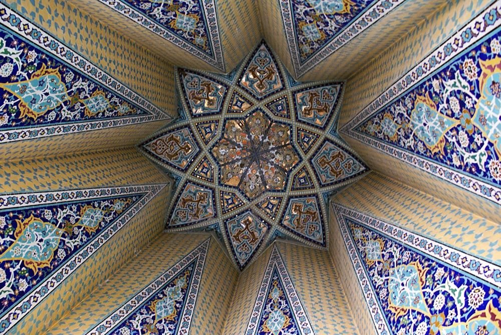 Vista de ángulo bajo del techo arquitectónico gótico