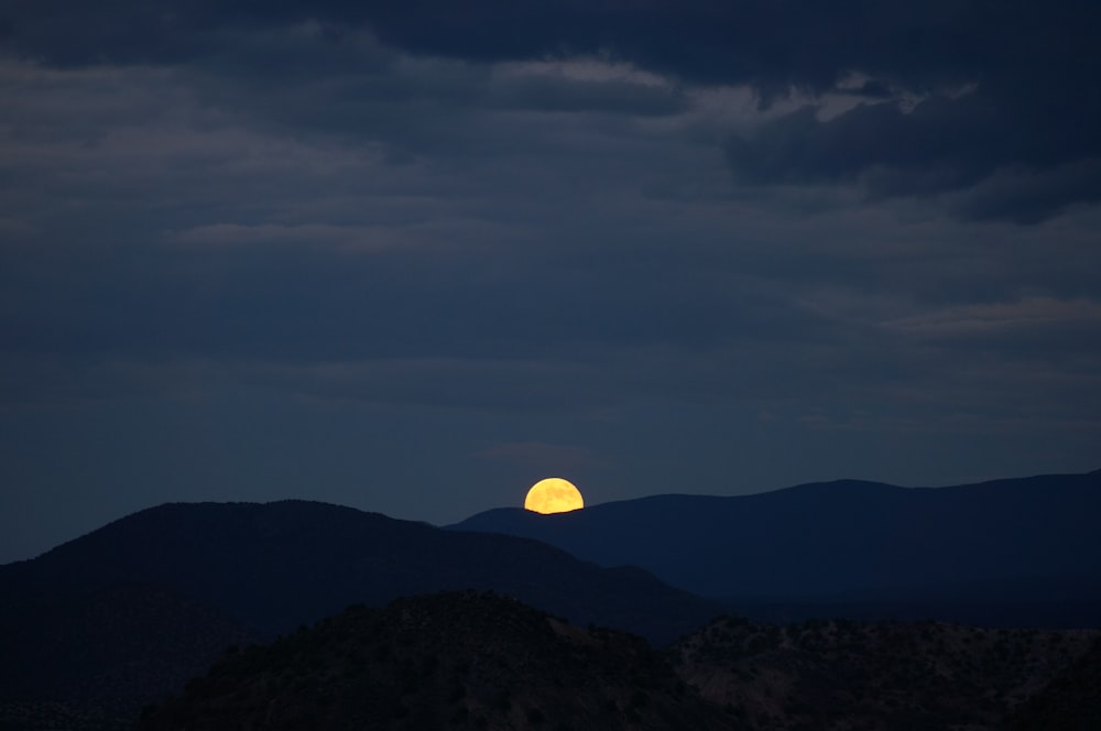 Silueta de la montaña durante la puesta del sol