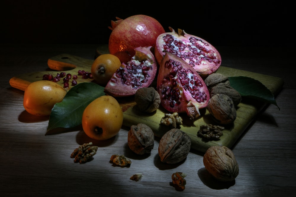 갈색 호두와 석류 과일