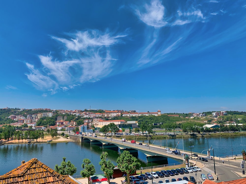 Fahrzeuge auf der Brücke