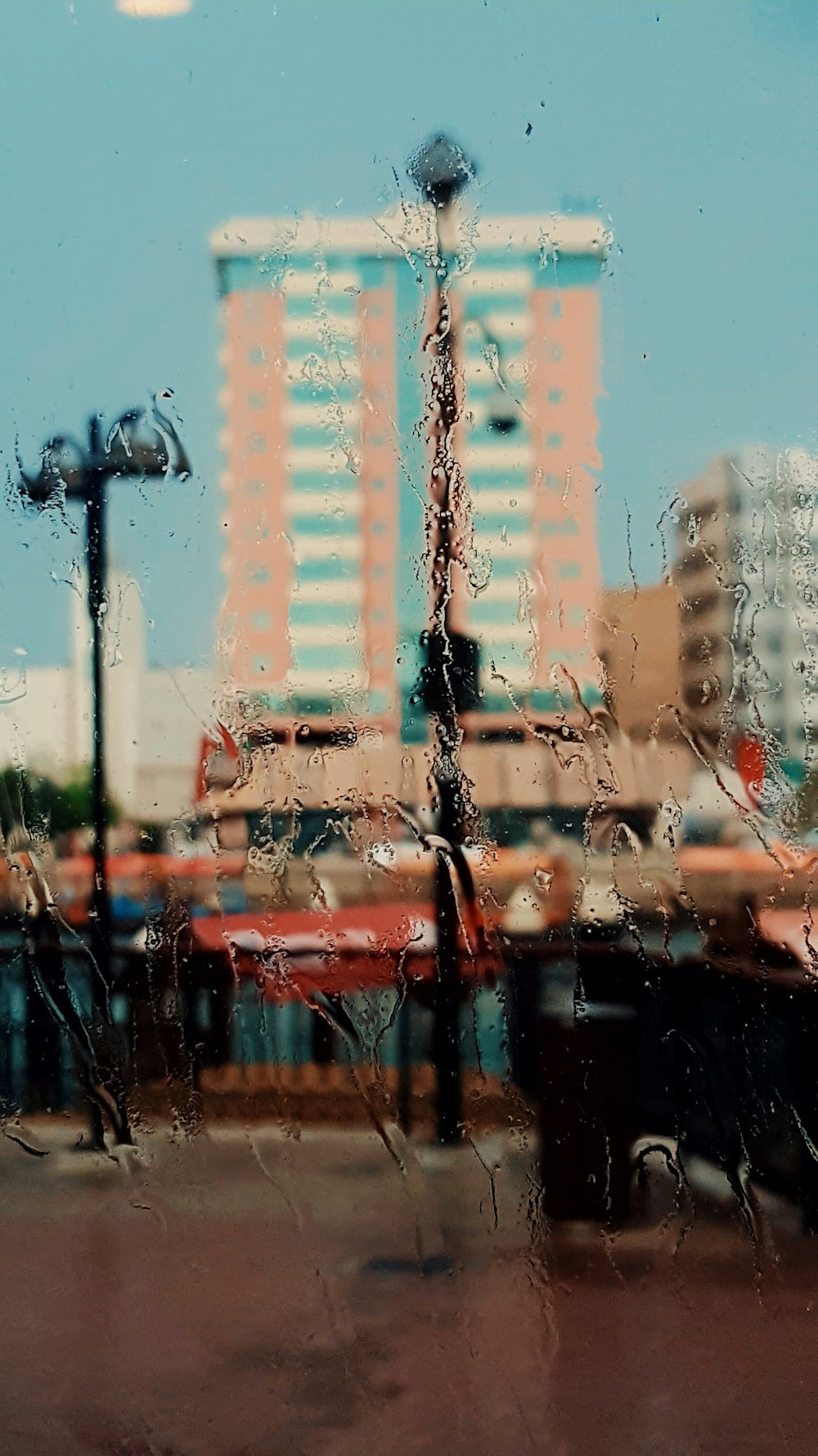 Ein Blick auf eine Stadt durch ein regnerisches Fenster