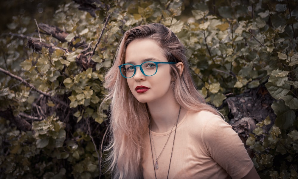 femme debout à côté de lant