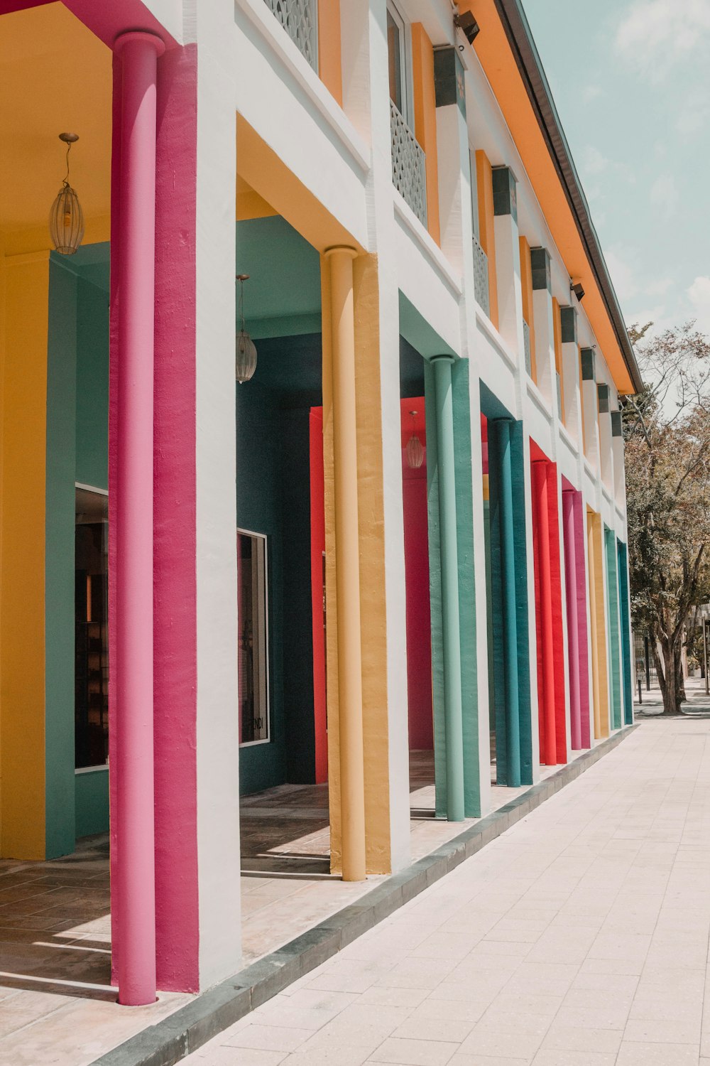 Edificio pintado de colores variados