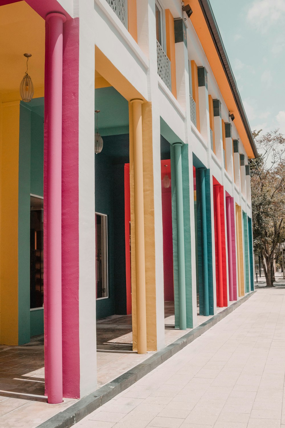 edifício pintado de cores variadas